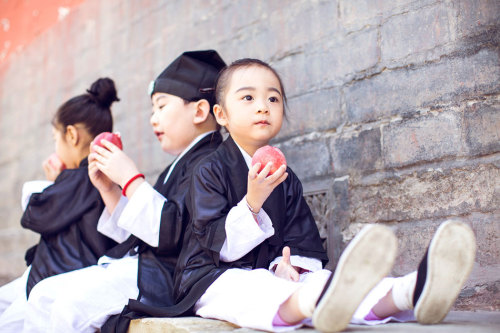 fuckyeahchinesefashion:China, the cutest Taoist and Taoist nun ever. 最萌小道士和小道姑