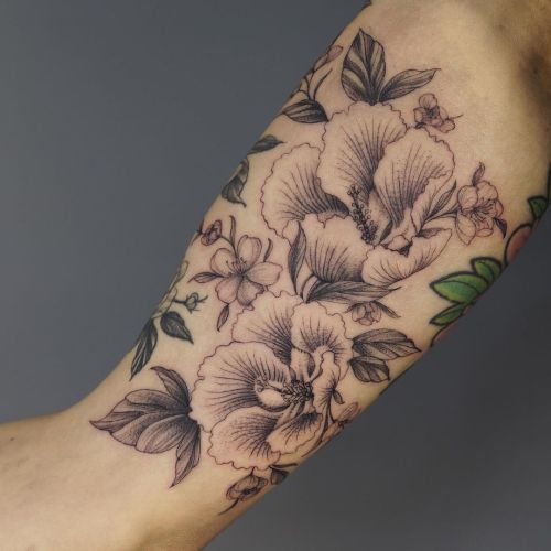 wolfgang-tattoo:Hibiscus addition for Natalie done @sangbleutattoolondon  Thanks very much! Bookings