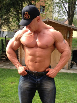 musclpkg:  Mr. Johnson from next door likes to mow the lawn shirtless.