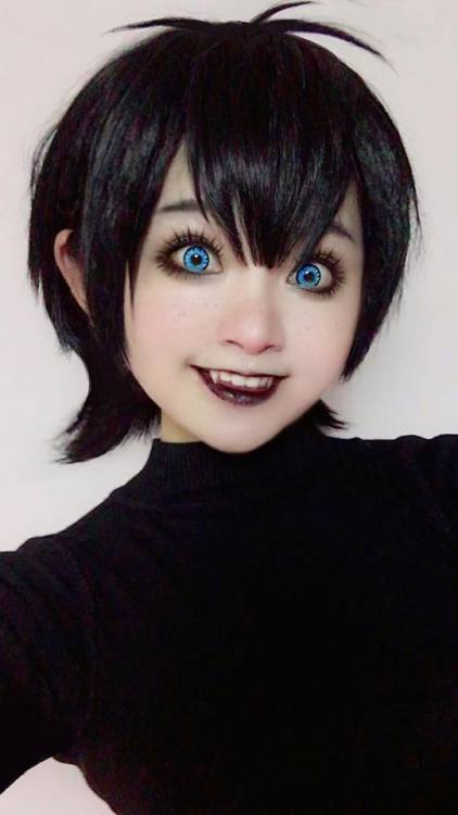 atomictiki:  cosplayandanimes:    Mavis Dracula  - Hotel Transylvania (Cosplay) source  Wow! 