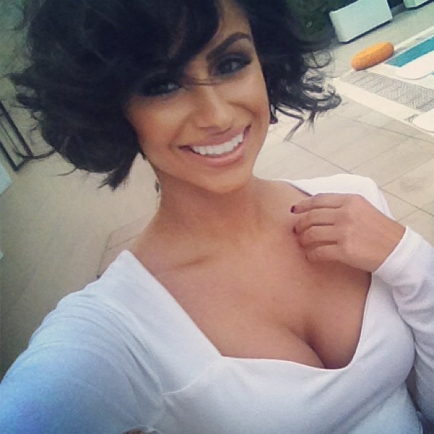 her vibe is pretty.