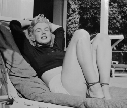 missmonroes:   Marilyn Monroe photographed by Bob Beerman, 1950. 