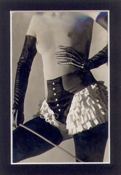 madivinecomedie:Roger SchallRoger Schall photograph for the Diana Slip Lingerie Company 1932Via vast