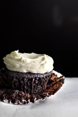 do-not-touch-my-food:  Chocolate Cupcakes