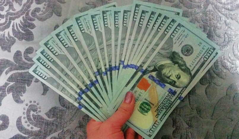 seductr3ss:  I’m still alive and well.Also $2,000 richer. Thanks daddy.