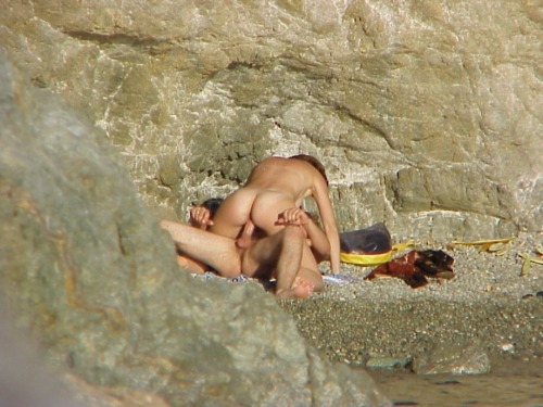 martinpsguru: bea1982: #beachsex Lovely voyeur photos of a summer beach, a bit hotter than it used t