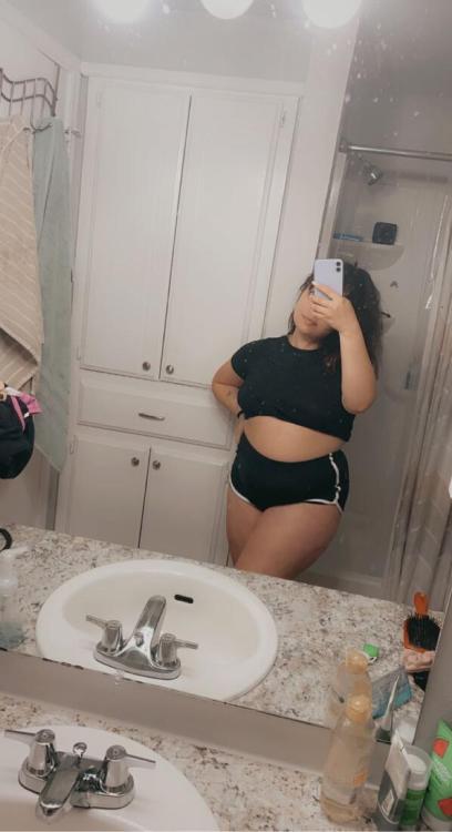 nomanisanisland: fattiebaddie   had to pull these shorts down after dinner! I need to size