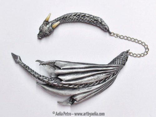 pearsnose: sweetheart-sona:  graphicallyill:  myresin:  sosuperawesome:  Dragon necklaces, bracelets