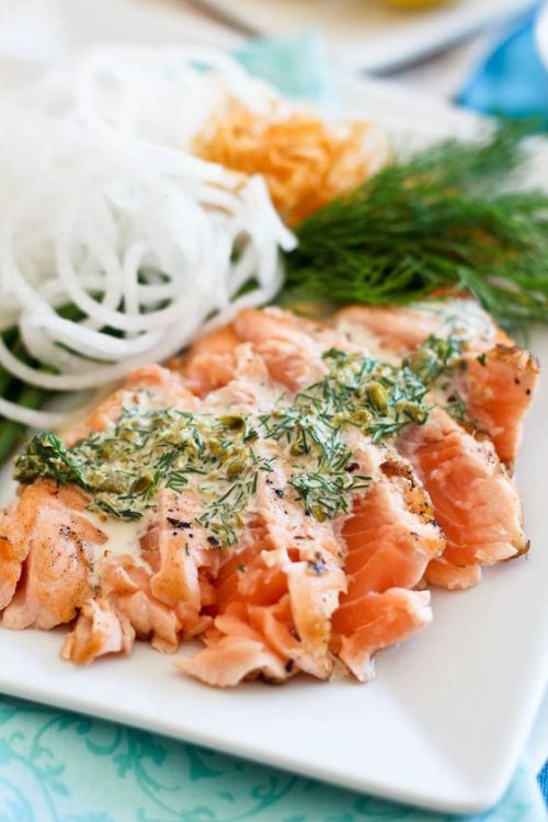 intensefoodcravings:  Salmon Tataki with Creamy Lemon Dill Sauce | The Healthy Foodie