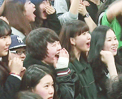 chandoo:  dongwoo taking a page out of woohyun’s book of fanservice   