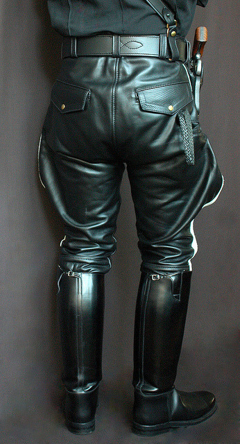 Cigar and Pipe-Smoking Leather Sir