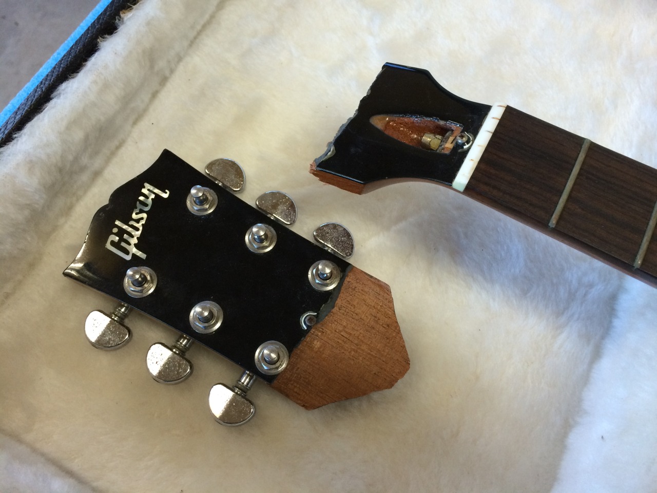 ギター工房ヴォイジャーギターズ — ネック折れ修理Gibson ギターRD
