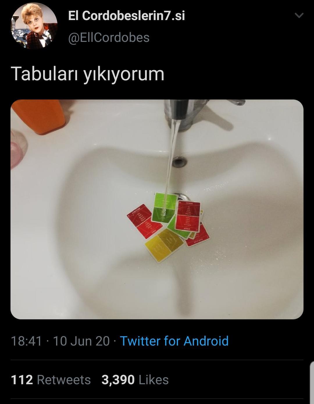 Tabuları yıkıyorum.