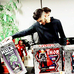 zaynova-deactivated20151218:  Zayn visiting the Marvel Comics Office   ❤️