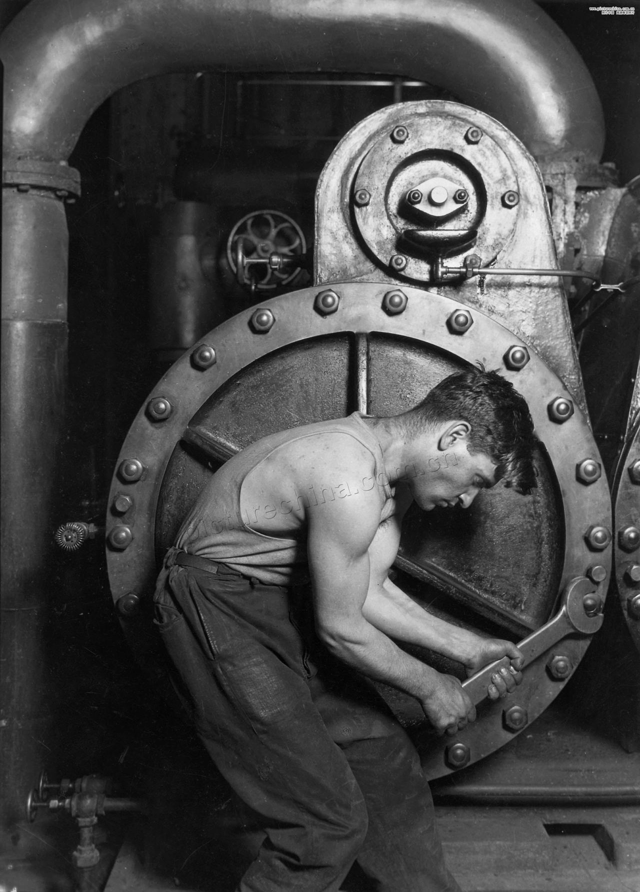 historicaltimes:
“ “Power house mechanic working on steam pump” By Lewis Hine, 1920 National Archives and Records Administration, Records of the Work Projects Administration
”