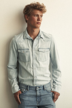 shirtlifting:  Emil Geronne