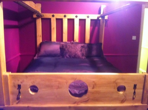 zombie-master:  laurbaurbaby:  drugs-and-deadheads:  funkasauraussex:  O.o  maggie i found your future bed.  I need this! 😳🙊  Fun nights there