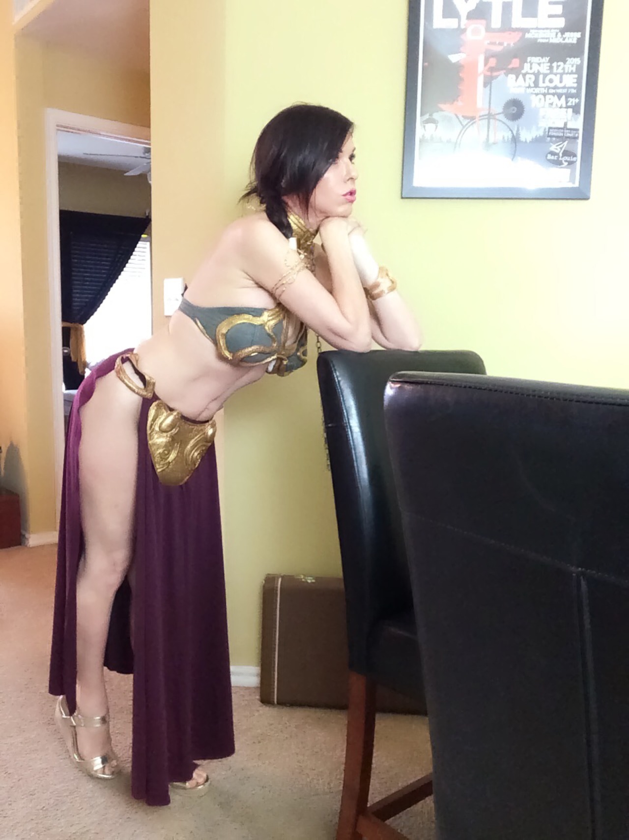 dorkinmotion:  What girl doesn’t enjoy a good romp around the house as Slave Leia…
