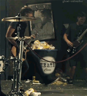 ghost-onthealtar:  Alex Gaskarth doing “the leg thing” 