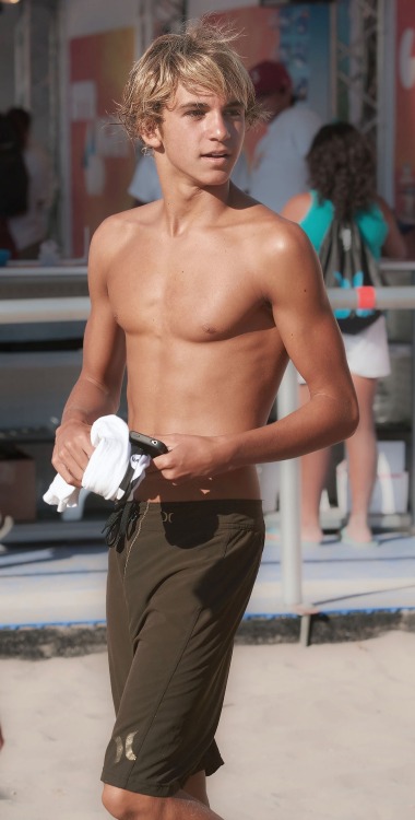 itsswimfever: Hot blond beachboy in boardshorts..