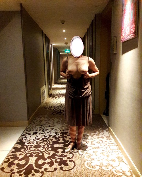 pankhurikunallkoblog:  Exposing in hotel’s corridor ….