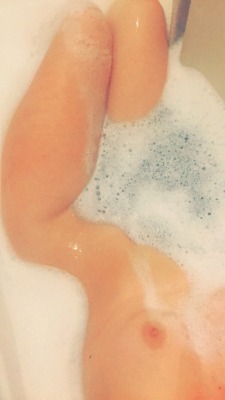 hellowhitebunni:  At least the bubbles love