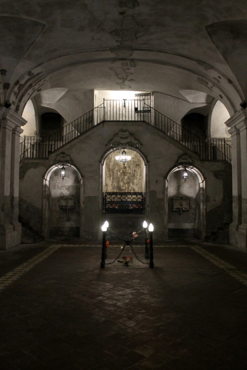 echiromani:  The crypt of the Church of Santa Maria delle Anime in Naples. In past centuries there d