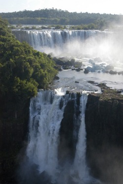 wolverxne:  Iguaza Falls | by: (Tom Smalling) 
