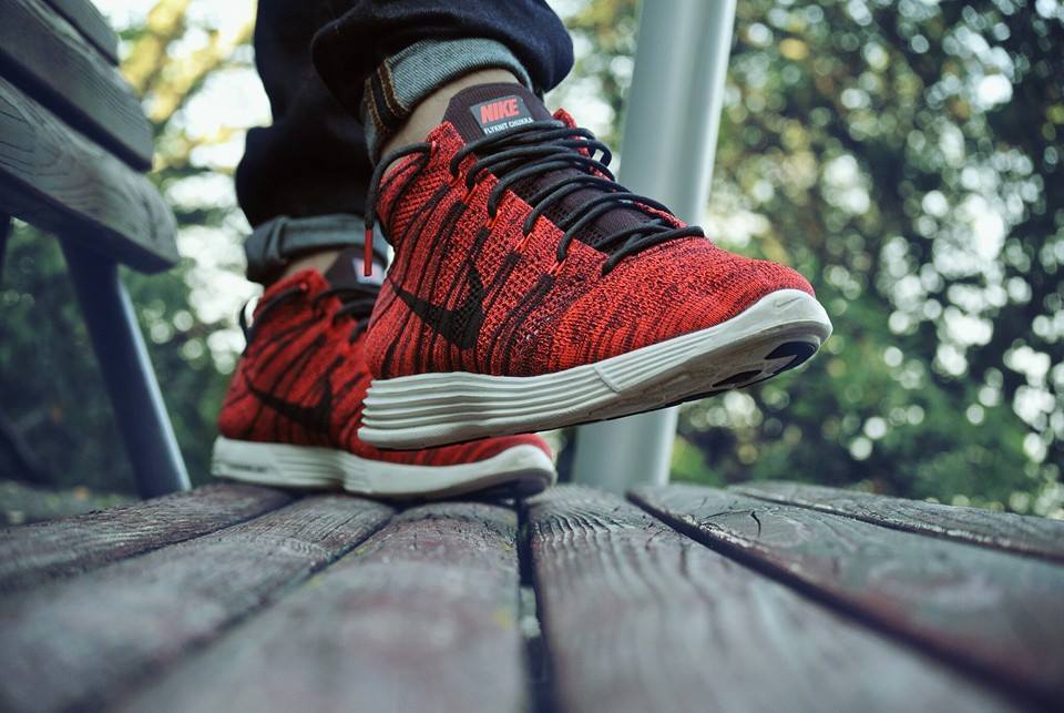 nike lunar flyknit chukka red