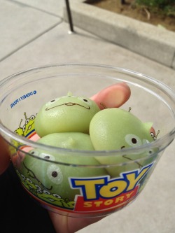 the-absolute-funniest-posts:  hellogiggles: Alien head dumplings at Tokyo Disney Sea. They are mochi filled with ice cream. Each one is a different flavor! 
