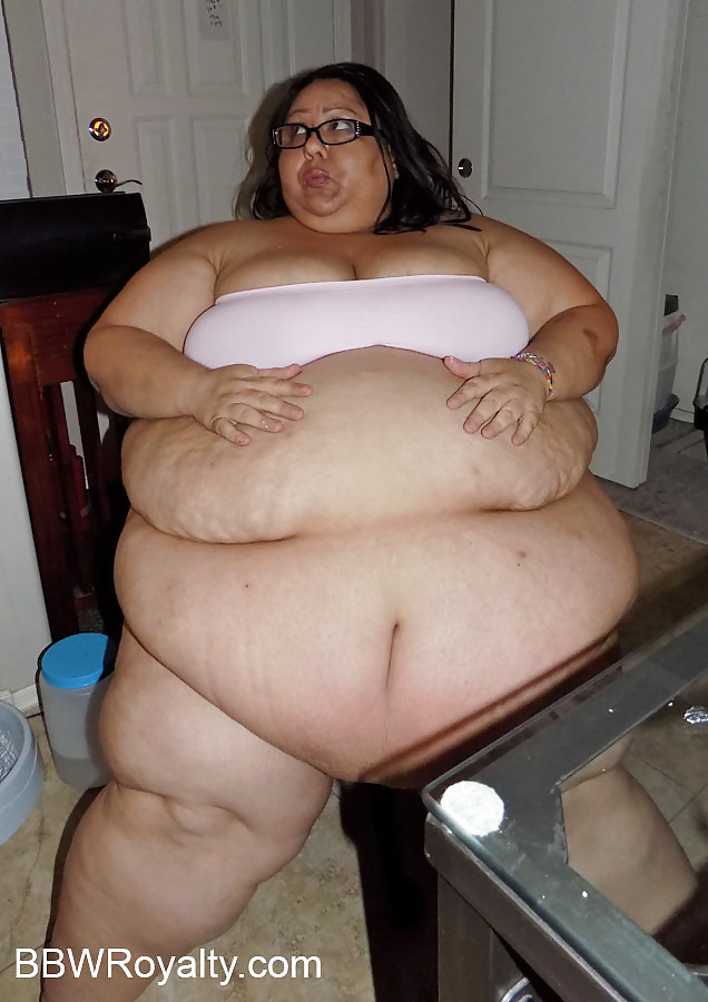 veryfatssbbw:  I would shove my tongue so deep in her big asshole   Wanna fuck a