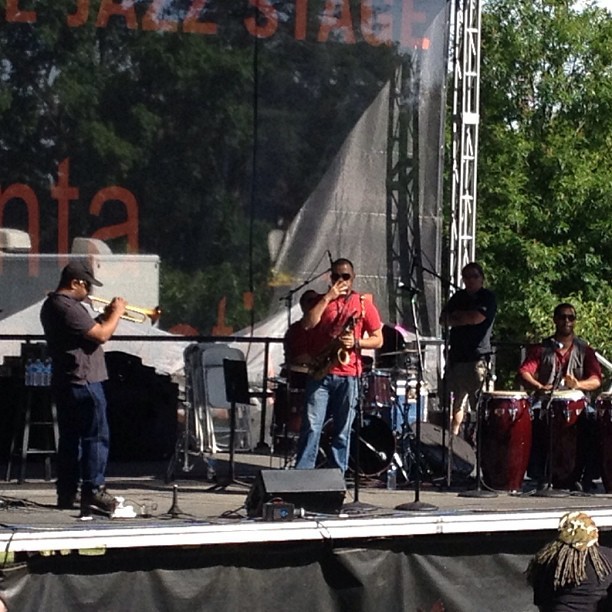 Too hot to stay all day at the Atlanta Jazz Festival. I did enjoy the sounds of my extended family @rionegromusic. #rionegro #jazz #latinjazz #latinmusic #latinomusic #musicalatina #atlantajazzfestival #heat #live #percussion #trumpet #saxophone...