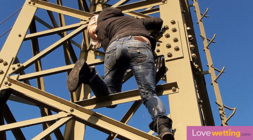 lovewettingcom:  Lesson learned: Don’t climb so high if you have #fullbladder.Proof here :)&nb