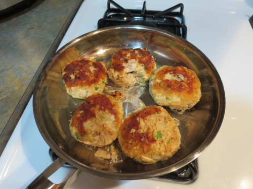 caffeinatedcrafting:Tuna Patties3 Cans of Tuna1 EggBread crumbsOnionGarlicOilJalapenos (Optional! I 