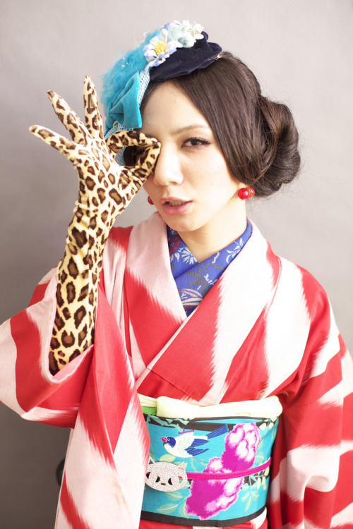 kimononagoya: Barakoneko has put together a very sassy kimono coordination including a richly brocad