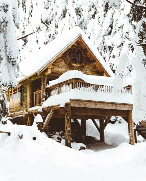 Officially Winter❄️Cozy hideaway (via #thecabinchronicles @instagram)