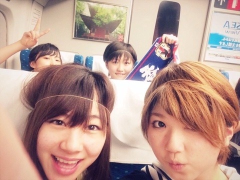 nanamizm:
“リリウム大阪公演の帰りの新幹線にて。
お弁当についてた輪ゴムでサッカー選手のマネ！
♡なでスマ’14♡笑
ネーミングセンスねww
”