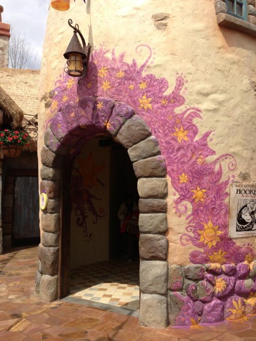 sakibatch:whats-myage:thesmokinsmolder:pixiedust-paycheck:Tangled area in New Fantasyland.there’s ar