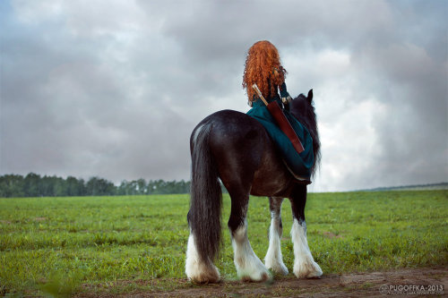 horsesornothing: universalcosplayunited: Brave Cosplay SHE EVEN HAS THE HORSE.