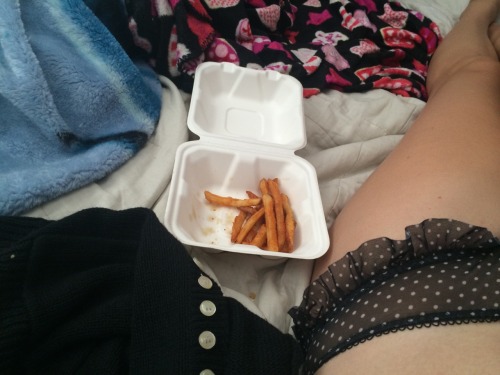 darlaelise:French fries are the key to me heart. :-)