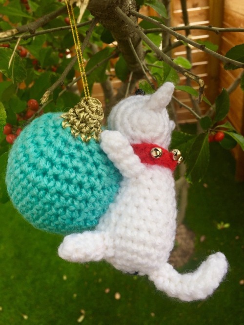 Amigurumi Neko Atsume Snowball ornament. Designed and crocheted by me :)