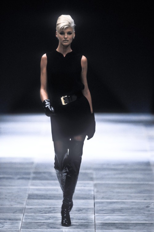 Versace Ready-To-Wear Fall/Winter 1991.Model: Linda Evangelista