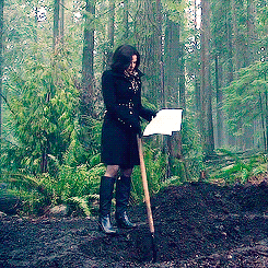 emmba:#regina ‘i’ll use magic to rifle through a purse with approximately 8 items in it #but i won’t