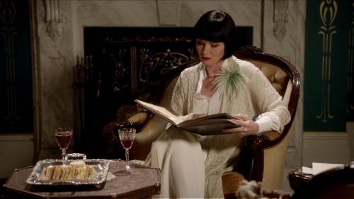 Miss Fisher’s sixth outfit of “Blood at the Wheel” (Season 2, Episode 7), features her classic silk 