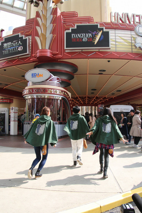 More photos from Isayama Hajime, Kaji Yuuki (Eren), Ishikawa Yui (Mikasa), and Inoue Marina (Armin) today at Universal Studios Japan’s SNK THE REAL! Videos of their appearance can be seen here and here.More on current and previous SNK THE REAL!