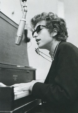 babeimgonnaleaveu:  Bob Dylan during the