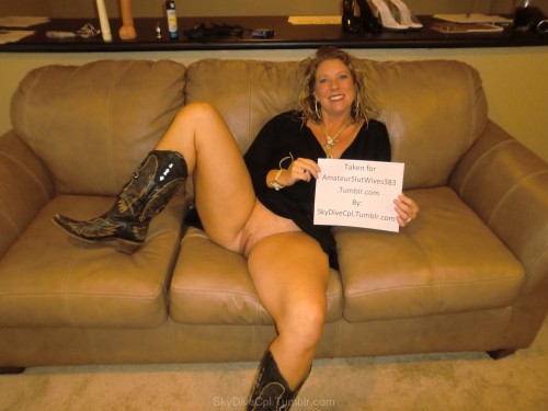 amateurslutwives383:  A sexy hotwife fan sign sent to me from Skydivecpl. One of the best cpls here on tumblr check out their blog.Thanks