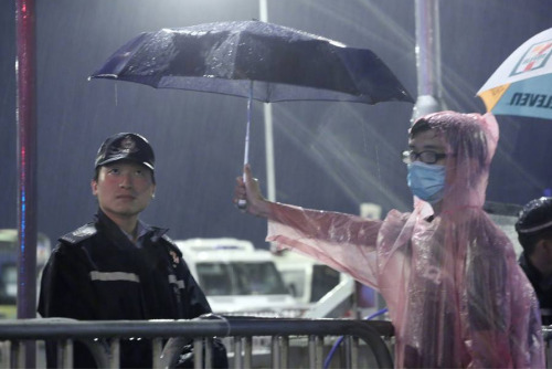 tvbramas:tvbramas:人民帶傘，不是為了攻擊警察。People are not bringing umbrellas to attack the police.攝／楊柏賢 —