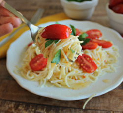 do-not-touch-my-food:  Italian Caprese Pasta  Honestly thought it was papaya salad