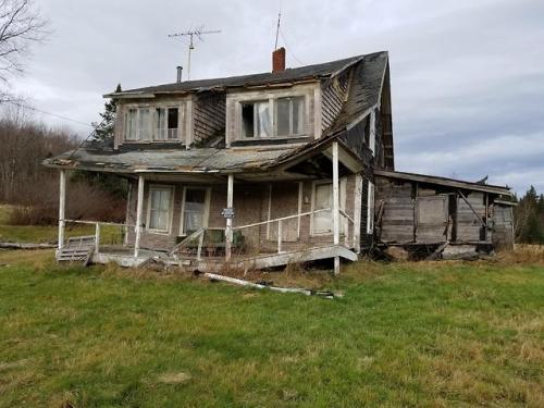 abandonedandurbex:The famous “Spooky House” of Pittsburg, NH. Been there for years. Only a couple more snowy winters before that roof gives way  [3264x2448]